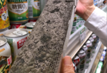 ホコリが層をなし ハニカムに付着し不衛生な状態​​​​​​​